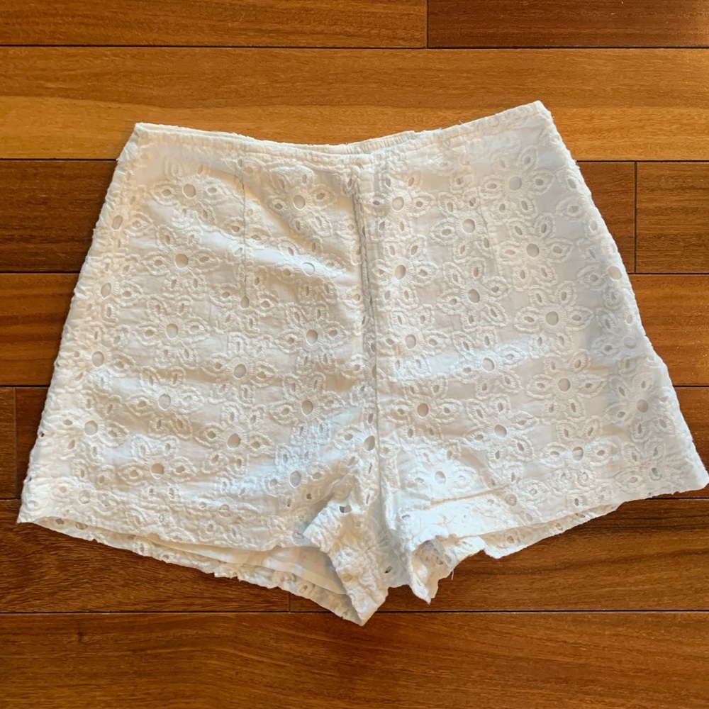 Urban Outfitters Size XS Crotchet Pattern White Shorts